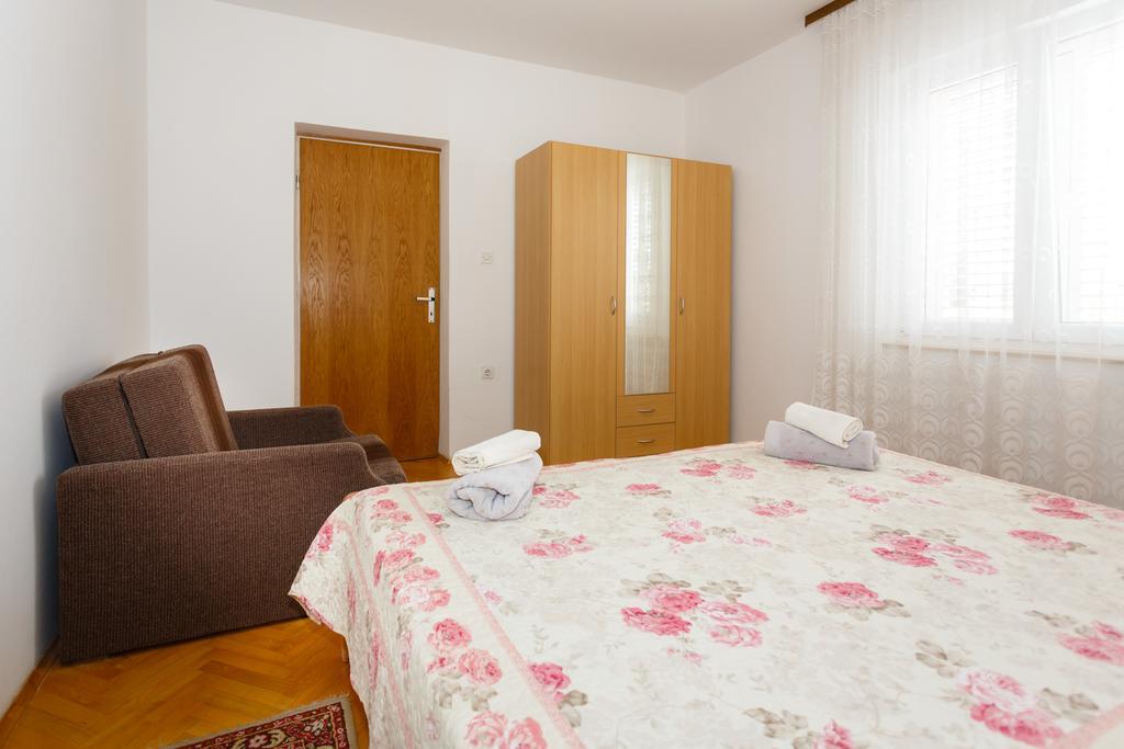 Apartment Nevenka Крк Екстер'єр фото